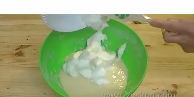 Podle receptu. přidáním bílkovin vytvoříte těsto.