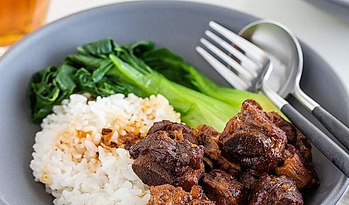 Ребрышки с медом быстрого приготовления подаются с рисом и бок-чой на пару в серой керамической миске.