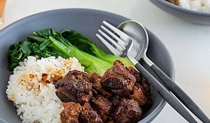 Ребрышки с медом быстрого приготовления подаются с рисом и бок-чой на пару в серой керамической миске.