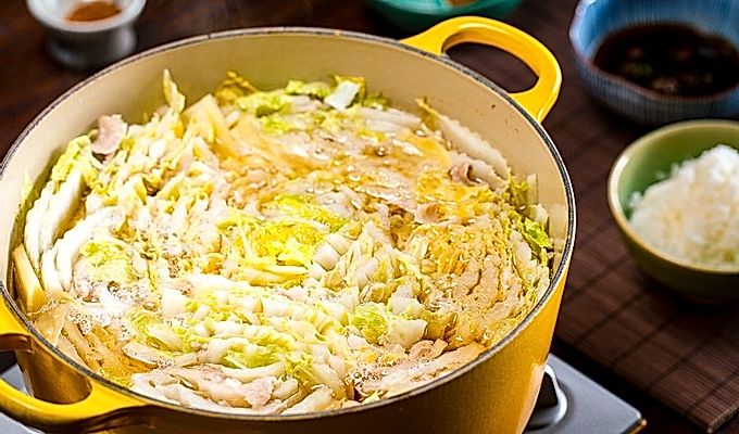 Isang oven na Olandes na naglalaman ng libu-libong mga layer ng mga dahon ng repolyo at mga hiwa ng tiyan ng baboy na hinimog sa isang masarap na sabaw ng dashi.