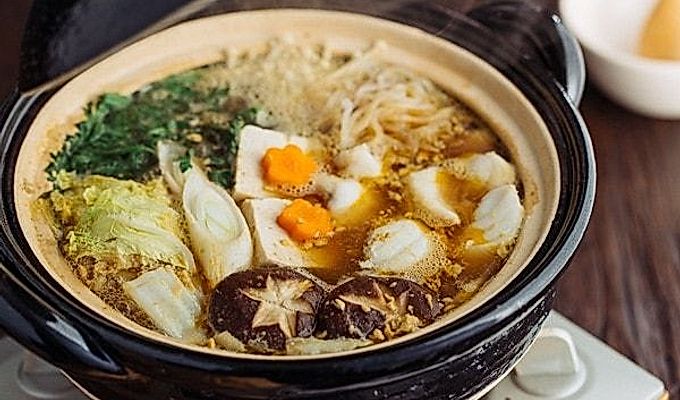 Monkfish hot pot sa isang itim na Japanese earthenware donabe.