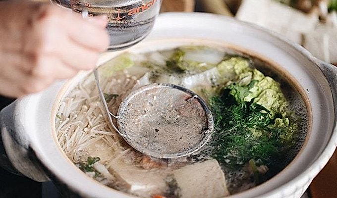 Paminsan-minsang i-skim ang basura at foam sa shabu na hot pot.