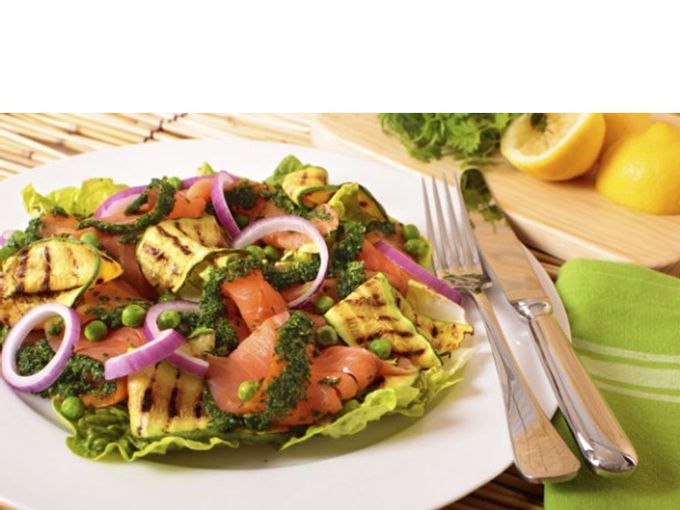 Insalata estiva di zucchine e salmone