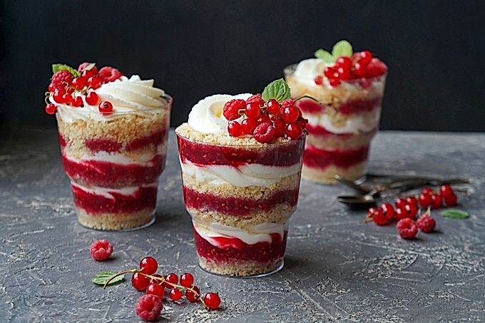Trifle dengan kismis merah dan raspberi dalam 15 minit