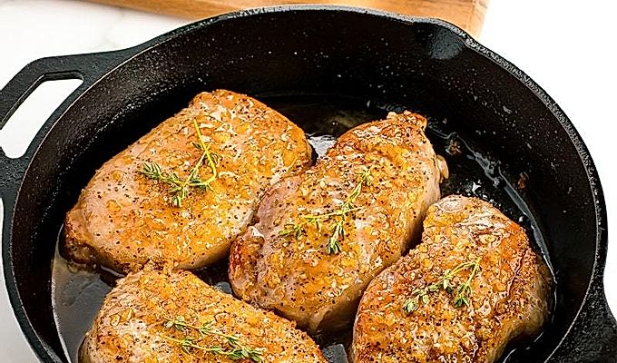 Сочные свиные отбивные с медом и чесноком в чугунной сковороде.