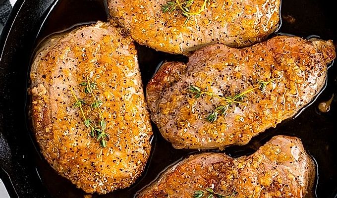 Сочные свиные отбивные с медом и чесноком в чугунной сковороде.