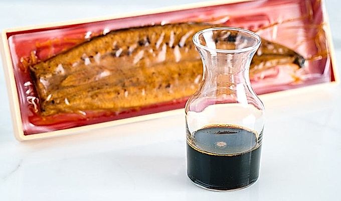 Cam şişede Unagi sosu.