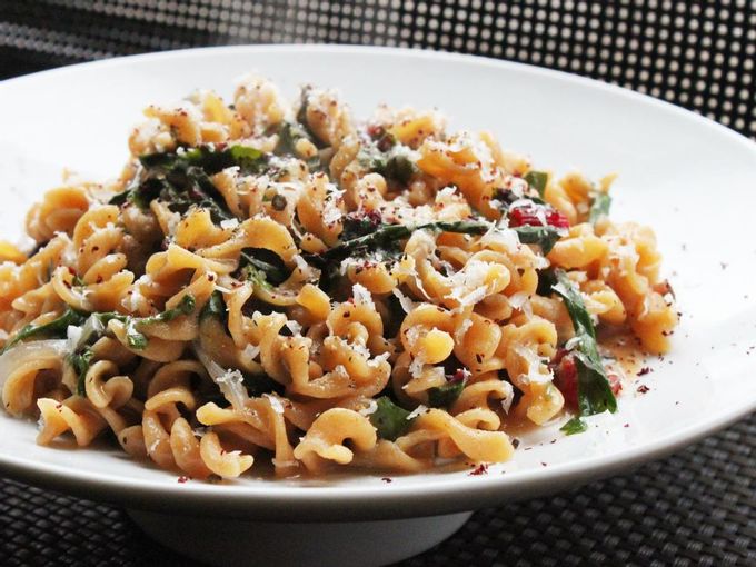 Pasta vegetariana agli agrumi con ricetta di bietole svizzere