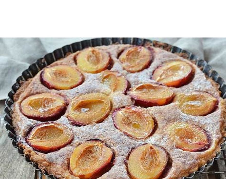 Pastís dolç amb prunes i crema d’ametlles