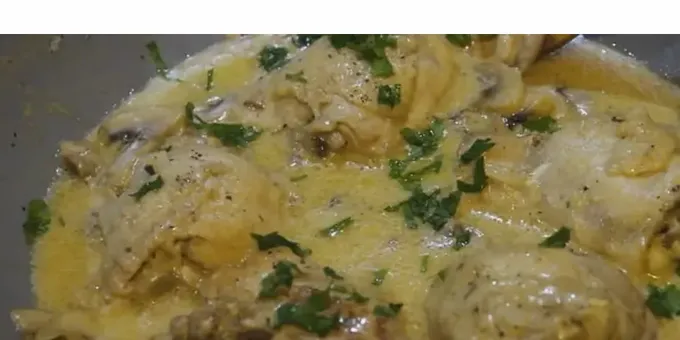 Come cucinare il pollo in una salsa cremosa in padella secondo una ricetta passo passo con una foto