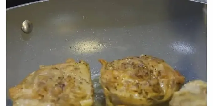 K cibuli přidáme máslo a do pánve vložíme žampiony.