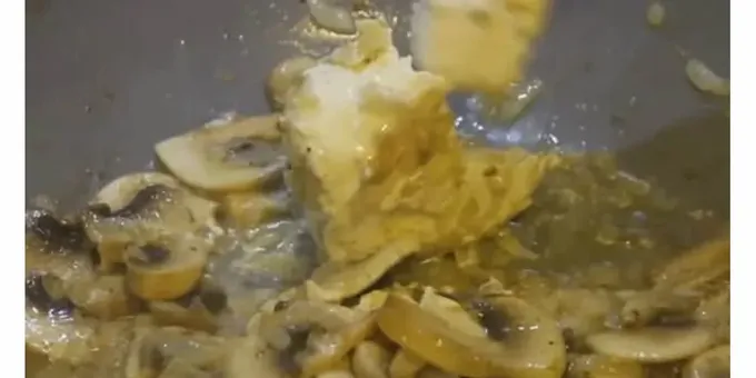 Nyní přidejte do pánve vodu a promíchejte všechny ingredience.