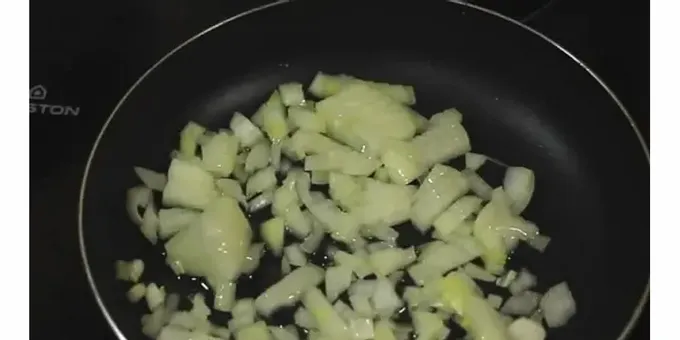 Chcete-li vařit voňavé kuře ve smetanově sýrové omáčce, nejprve na pánvi orestujte nadrobno nakrájenou cibuli.