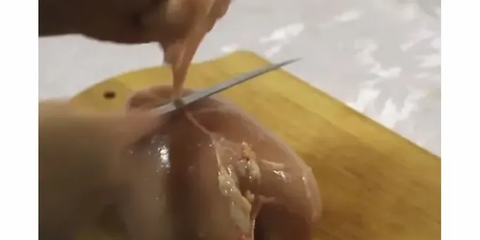 To je vhodné použít kuřecí prsa v receptu na těstoviny s kuřecím masem ve smetanové omáčce 