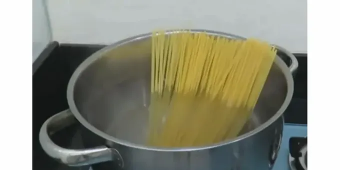 Podávejte teplé jídlo, můžete ozdobit bylinkami.