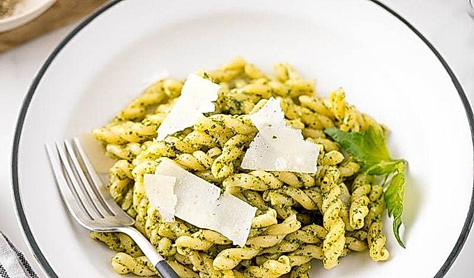 Shiso Pesto pastat sisaldav valge kauss, mis on kaunistatud raseeritud parmesani juustu ja shiso lehtedega.