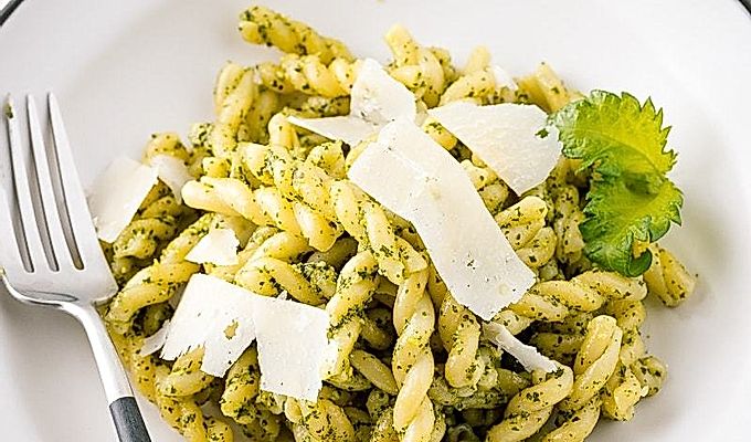 Shiso Pesto pastat sisaldav valge kauss, mis on kaunistatud raseeritud parmesani juustu ja shiso lehtedega.