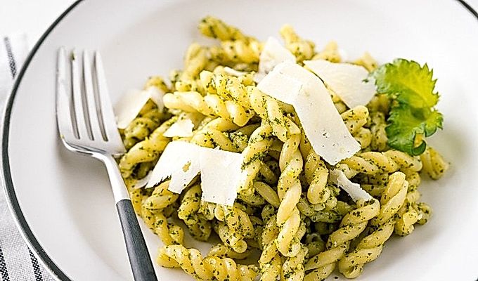 Shiso Pesto pastat sisaldav valge kauss, mis on kaunistatud raseeritud parmesani juustu ja shiso lehtedega.