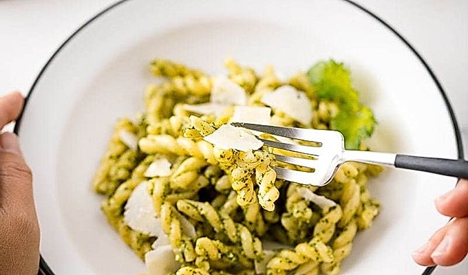 Shiso Pesto pastat sisaldav valge kauss, mis on kaunistatud raseeritud parmesani juustu ja shiso lehtedega.