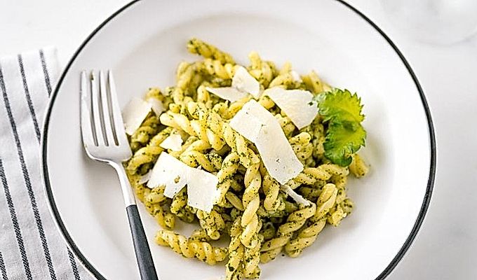 Shiso Pesto pastat sisaldav valge kauss, mis on kaunistatud raseeritud parmesani juustu ja shiso lehtedega.