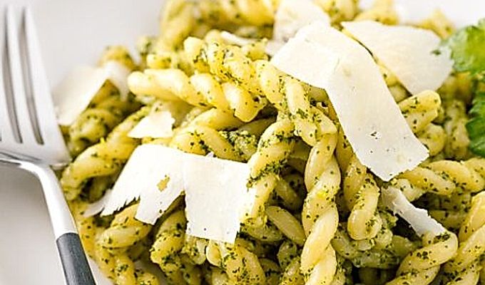 Shiso Pesto pastat sisaldav valge kauss, mis on kaunistatud raseeritud parmesani juustu ja shiso lehtedega.