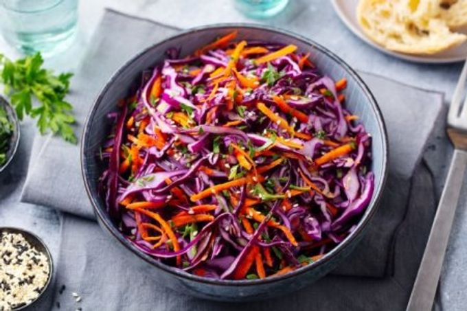 20 adet renkli kırmızı lahana salatası