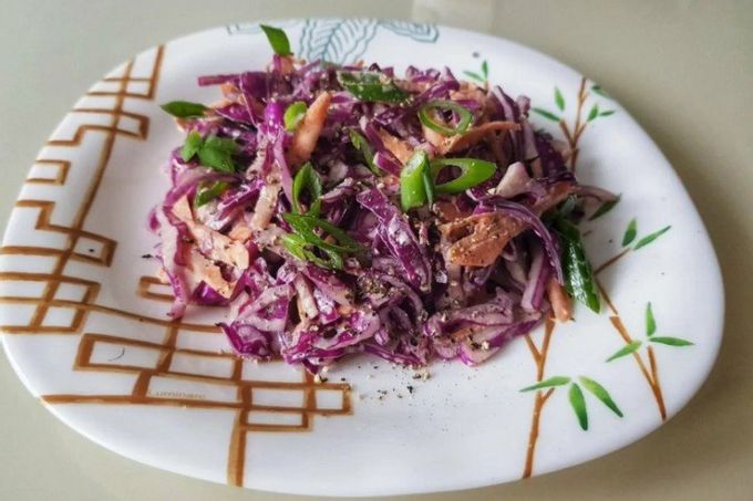 Domates, kırmızı lahana ve dolmalık biber salatası