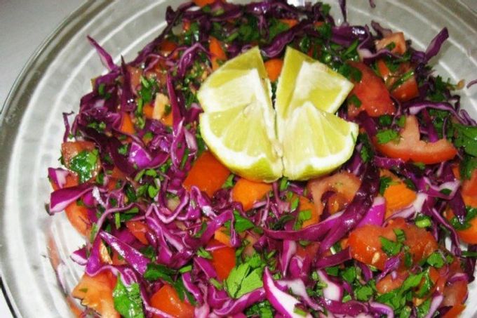 20 parlak kırmızı lahana salatası