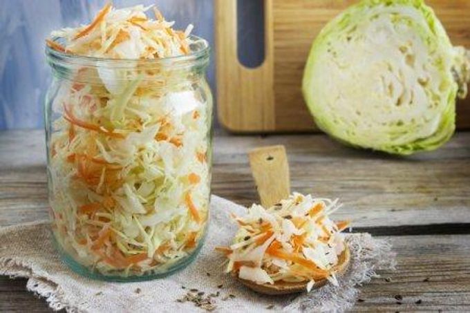 Yumurta, sosis, mısır ve kırmızı lahana salatası[| ]Türkiye, kırmızı lahana, ceviz ve kruton salata