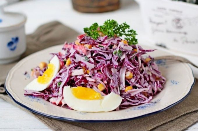 Kuru erik, pancar ve kırmızı lahanalı kış salatası
