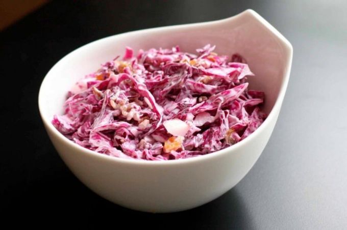 Avokado, havuç ve kırmızı lahana salatası