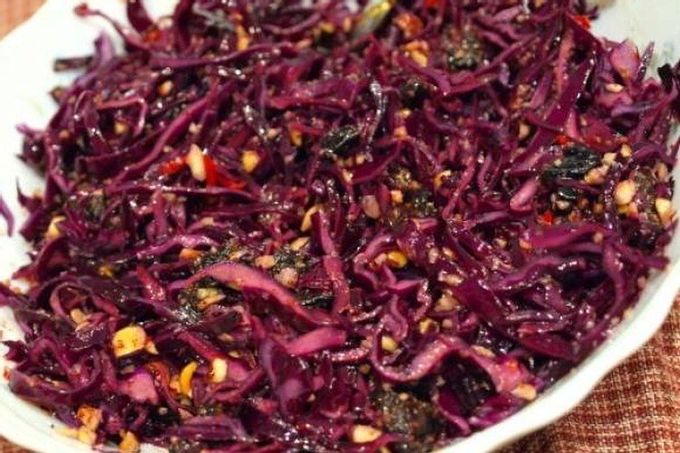 Kırmızı lahana, salatalık ve yeşilden oluşan hafif salatabezelye