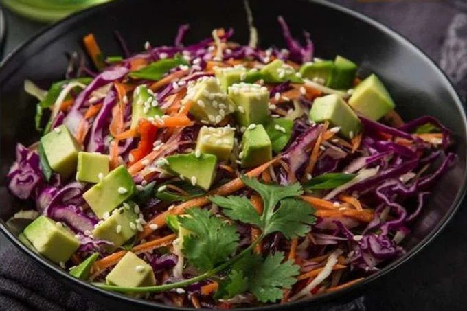 20 parlak kırmızı lahana salatası