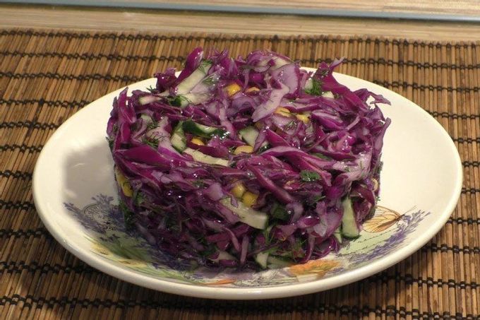 Kırmızı lahana, zencefil, salatalık ve elmalı salata
