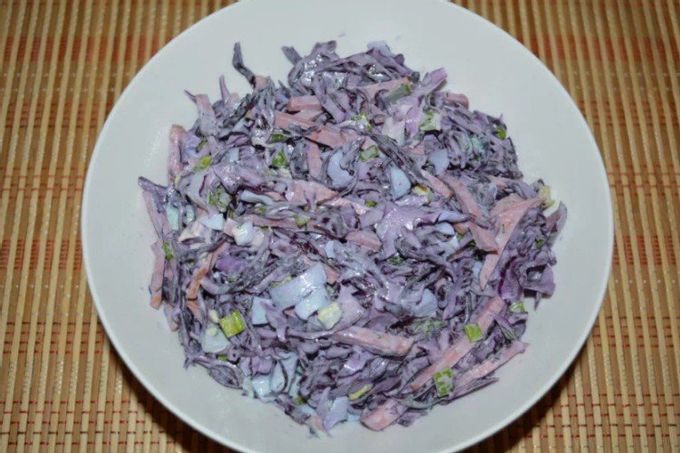 Sosis ve peynirli kırmızı lahana salatası