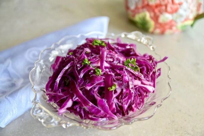 Basit kırmızı lahana salatası