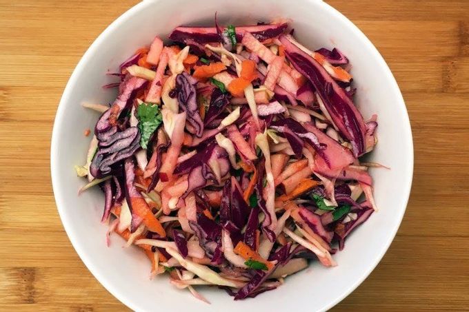 Havuçlu ve sarımsaklı iki çeşit lahana salatası