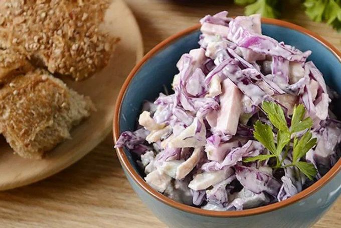 Fasulye, sosis ve kırmızı lahana salatası[| ]Peynirli tavuk salatası mantar ve kırmızı lahana turşusu