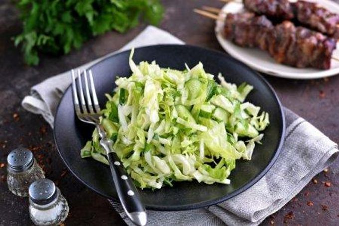Kırmızı lahana, mısır ve mayonezli salata