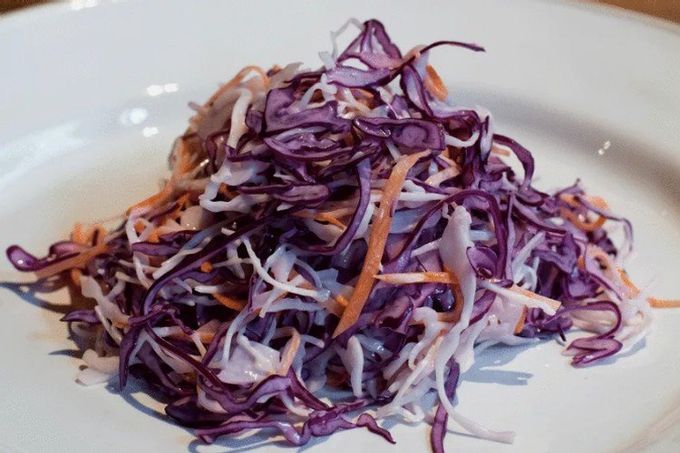 Kırmızı lahana lahanalı fırça salatası