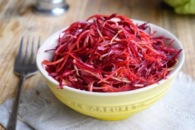 Kırmızılı doyurucu salata lahana, dana eti ve biber