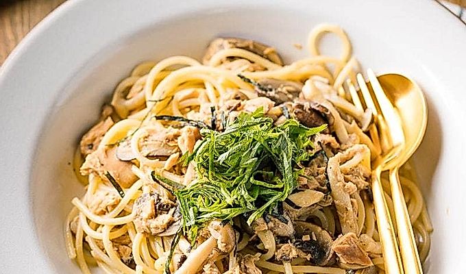 Pasta met tonijn en paddenstoelen in Japanse stijl ツナときのこのパスタ