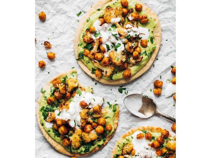 Pitas de verdures rostides amb dip d'alvocat