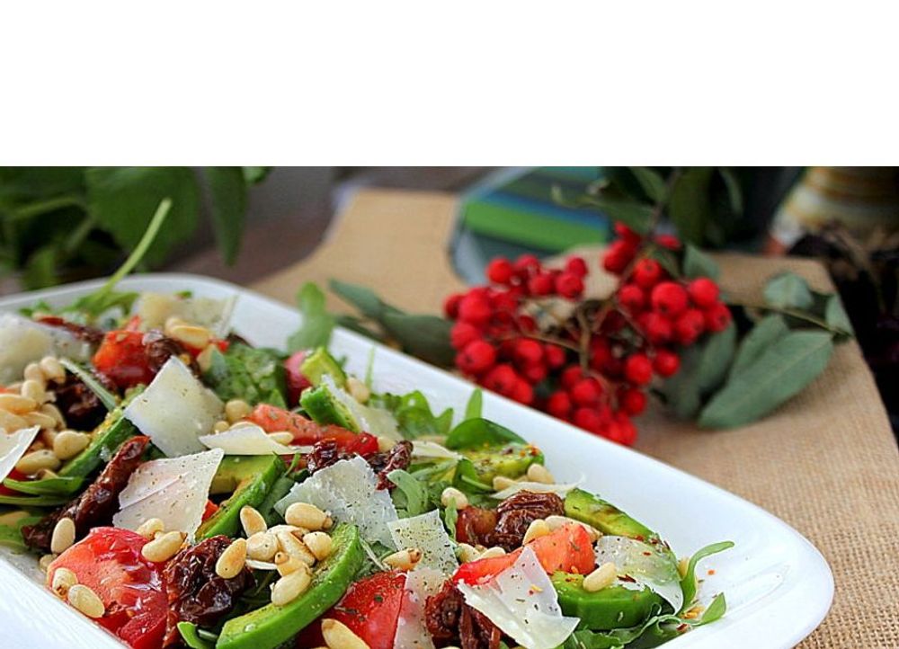 Avocado salad na may mga kamatis na pinatuyo ng araw