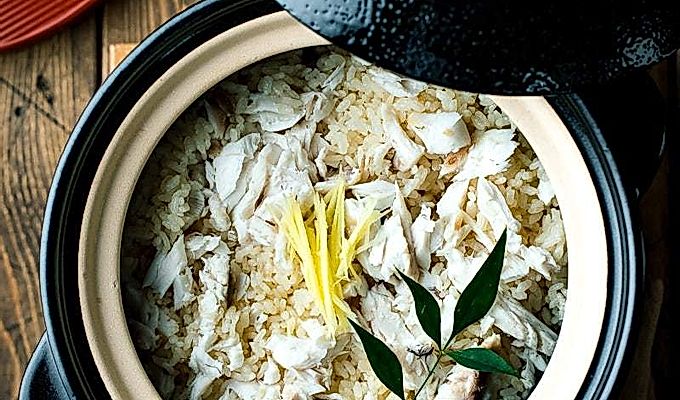 一种 Kamadosan(日本多纳贝),其中包含用姜丝装饰的 Tai Meshi(日本鲷鱼饭)。