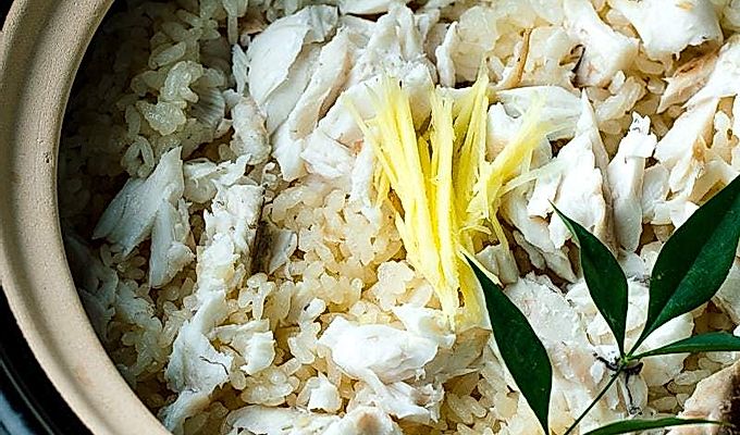 Kamadosan(日本多纳贝)包含用姜丝装饰的鲷鱼饭(日本鲷鱼饭)。