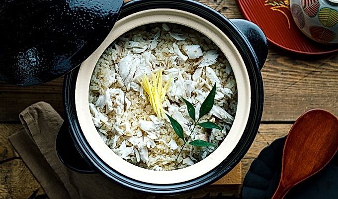 Kamadosan(日本多纳贝)包含用姜丝装饰的鲷鱼饭(日本鲷鱼饭)。