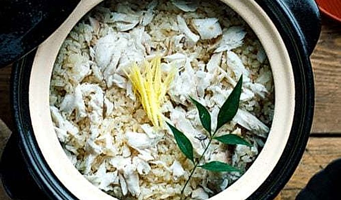 一种 Kamadosan(日本多纳贝),含有用姜丝装饰的 Tai Meshi(日本鲷鱼饭)。