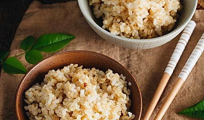 Чаши для риса, содержащие идеально приготовленный короткозернистый коричневый рис.