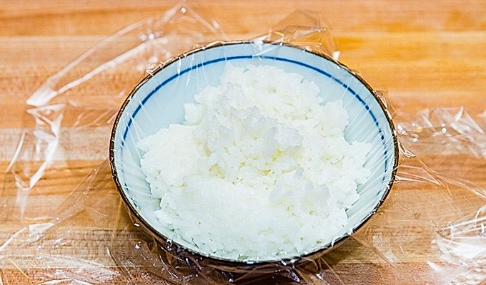 Храните приготовленный рис в полиэтиленовой пленке и замораживайте.